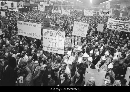 Protestieren von Arbeitern mit Transparenten in der Energiehalle, 7. Februar 1983, Geschäftsschließungen, Demonstrationen, Maschinenwerkstätten, Werften, Niederlande, 20 Stockfoto