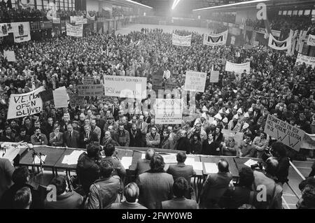 Protestieren von Arbeitern mit Transparenten in der Energiehalle, 7. Februar 1983, Geschäftsschließungen, Demonstrationen, Maschinenanlagen, Werften, Niederlande, 2 Stockfoto