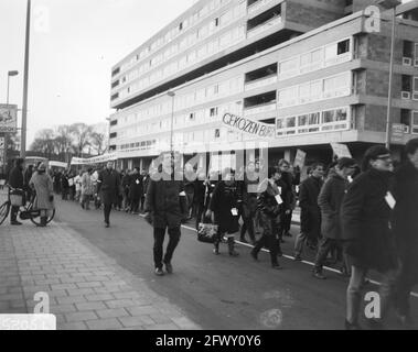 protestmarsch mit Parolen gegen die Amsterdamer Polizeipolitik von Jugendorganisationen, 13. April 1966, JEUGDORGANIZATIONS, Protestmärsche, Niederlande Stockfoto
