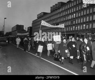 protestmarsch mit Parolen gegen die Amsterdamer Polizeipolitik von Jugendorganisationen, 13. April 1966, JEUGDORGANIZATIONS, Protestmärsche, Niederlande Stockfoto