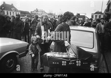 County Hall in Assen besetzt von Molukken; befreite Geiseln, 14. März 1978, PROVINCEHUIZEN, Befreiung, Besatzung, Geiseln, Niederlande, 20t Stockfoto