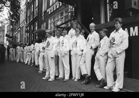 EO-Reinigungsaktion im Zentrum von Amsterdam; die EO-Reinigungscrew in weißen Overalls auf der OZ Voorburgwal, 8. Juni 1985, Aktionsgruppen, Demonstrationen, T Stockfoto