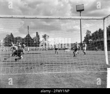 PSV gegen Ajax 1:1, Torhüter Bekkering ist überrascht von H. Groots Schuss, 30. August 1959, Niederlande, 20. Jahrhundert Presseagentur Foto, News to Stockfoto