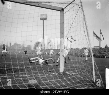 PSV gegen Ajax 1-3, Torhüter Bekkering taucht vergeblich, 20. Februar 1961, Torhüter, Niederlande, Presseagentur des 20. Jahrhunderts, News to rem Stockfoto