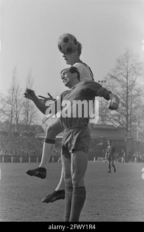 PSV gegen Ajax 2-0, Nuninga (Ajax) im Duell mit Schrijvers (Kopf-an-Kopf), 6. März 1966, Sport, Fußball, Niederlande, Presseagentur des 20. Jahrhunderts Stockfoto