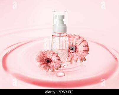 Natürliches Shampoo mit Blumen in sauberem Wasser Stockfoto