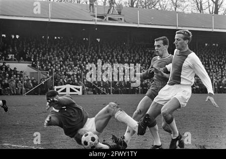 PSV gegen Ajax 2-1, Nuninga im Duell mit Van Durgen (PSV linker Torhüter Boerma, 26. Februar 1967, Sport, Fußball, Niederlande, 20. Jahrhundert PR Stockfoto