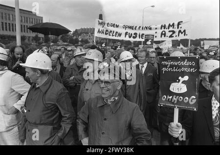 Ehemalige Bergleute demonstrieren im Binnenhof gegen zu niedrige Renten; Übersicht der Demonstration (auch behindert), 18. September 1975, Demonstrationen, das Netz Stockfoto