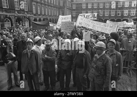 Ehemalige Bergleute demonstrieren auf dem Binnenhof gegen zu niedrige Renten; Übersichtsdemonstration (auch behindert), 18. September 1975, Demonstrationen, The Nether Stockfoto