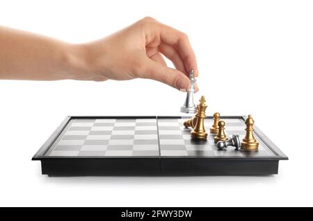 Frau spielt Schach auf weißem Hintergrund, Nahaufnahme Stockfoto