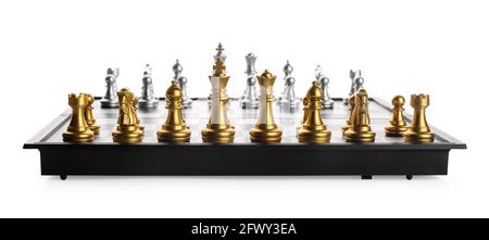 Spielbrett mit Schachfiguren auf weißem Hintergrund Stockfoto
