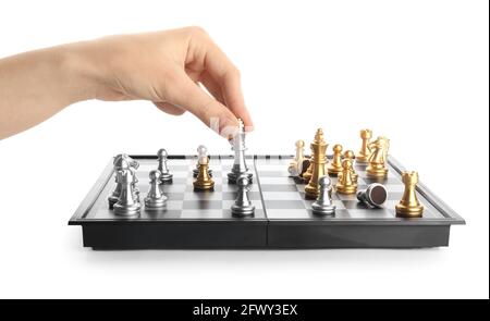 Frau spielt Schach auf weißem Hintergrund, Nahaufnahme Stockfoto