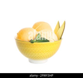 Schüssel mit leckerem Mango-Eis auf weißem Hintergrund Stockfoto