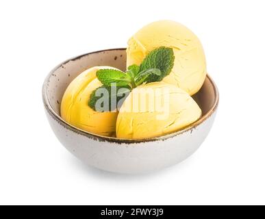 Schüssel mit leckerem Mango-Eis auf weißem Hintergrund Stockfoto