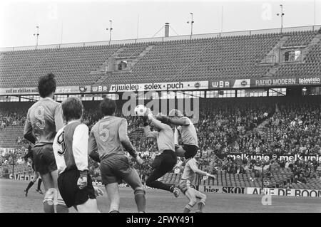 PSV-Torwart Jan van Beveren kollidiert mit dem Arm des Feyenoord-Angreifers Nico Jansen, 3. April 1977, eredivisie, Sport, Fußball, Niederlande, 20 Stockfoto