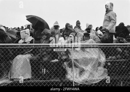 Öffentliche Schutzhülle unter Plastik vor Regen oder Schnee, 30. Januar 1983, Skaten, Sport, Unterstützer, Spiele, Niederlande, Presseagentur des 20. Jahrhunderts ph Stockfoto