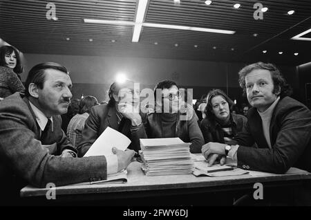 PvdEin Bezirk von Amsterdam Treffen über den fünften Ratsherrn; von links nach rechts Dienaar, Polak, Pelle Mug, Mrs. Blokpoel und Treumann, 20. März 1975, mee Stockfoto