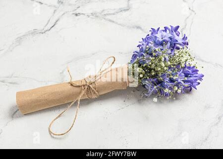 Bouquet von schönen Hyazinthen Blumen auf hellem Hintergrund Stockfoto