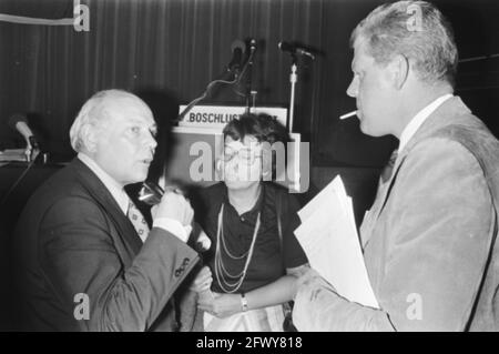 PVDA-parteirat in Zeist, Den Uyl und ien van de Heuvel (rechts), 19. Juni 1976, Parteiräte, Niederlande, Presseagentur des 20. Jahrhunderts, Foto, n Stockfoto