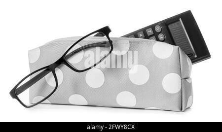 Stiftetui mit Taschenrechner und Brille auf weißem Hintergrund Stockfoto