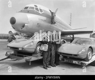 Rennteam Holland nach Kanada, vor Abfahrt von links nach rechts B. Pon, R. Slotenmaker und jhr. D. van Lennep, 25. Mai 1965, Racing Teams, dartu Stockfoto