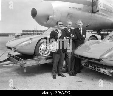 Rennteam Holland nach Kanada, vor Abfahrt von links nach rechts B. Pon, R. Slotenmaker und jhr. D. van Lennep, 25. Mai 1965, Racing Teams, departti Stockfoto