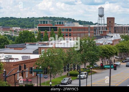 Luftaufnahme der Front Street und Riverwalk Gegend von Uptown Columbus, Georgia. (USA) Stockfoto