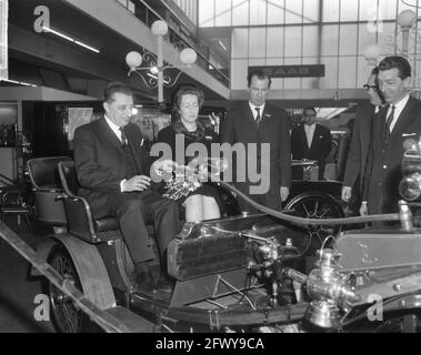 RAI eröffnet, Minister J. van Aartsen und Ehefrau in A, 18. Februar 1965, AUTOS, ETHIK, Niederlande, Foto der Presseagentur des 20. Jahrhunderts, Nachrichten zu Remembe Stockfoto