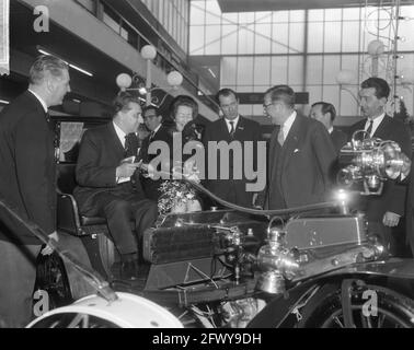 RAI eröffnet, Minister Van Aartsen und Ehefrau in einem 1900 La FET auf der rechten Seite Bürgermeister Van Hall, 18. Februar 1965, Bürgermeister, die Niederlande, Presse des 20. Jahrhunderts Stockfoto