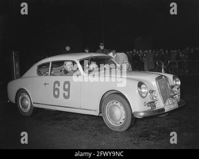Rallye Monte Carlo, vorbei an Amsterdam, alte Louis Chiron (G.) und Ciro Basadonna (D.) zukünftige Gewinner, mit Lancia Aurelia GT 2500 Nr. 69, 19. Januar 1954, Stockfoto
