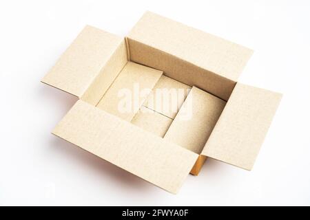 Offener brauner Pappkarton auf weißem Hintergrund. Stockfoto