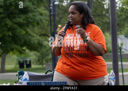 Columbus, Usa. Mai 2021. Malissa Thomas, St. Clair, ein Mitglied der Mütter von ermordeten Columbus-Kindern, spricht während einer Gemeindeversammlung gegen Gewalt. Mütter der ermordeten Columbus-Kinder hielten eine Kundgebung und Pressekonferenz im Bicentennial Park ab, um sich mit dem Anstieg der Gewalt in Columbus in den letzten Jahren zu befassen. Dieses Ereignis war eine direkte Reaktion auf die Schießerei, die den Tod der 16-jährigen Olivia Kurtz verursachte und 5 weitere Personen im Bicentennial Park verletzte. Kredit: SOPA Images Limited/Alamy Live Nachrichten Stockfoto