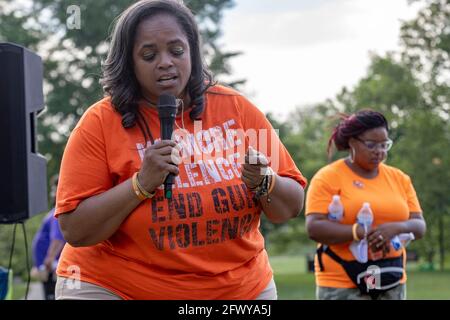 Columbus, Usa. Mai 2021. Malissa Thomas, St. Clair, ein Mitglied der Mütter von ermordeten Columbus-Kindern, beendet die Kundgebung gegen Gewalt mit einem Gebet und fragt, ob jemand Jesus empfangen möchte. Mütter der ermordeten Columbus-Kinder hielten eine Kundgebung und Pressekonferenz im Bicentennial Park ab, um sich mit dem Anstieg der Gewalt in Columbus in den letzten Jahren zu befassen. Dieses Ereignis war eine direkte Reaktion auf die Schießerei, die den Tod der 16-jährigen Olivia Kurtz verursachte und 5 weitere Personen im Bicentennial Park verletzte. Kredit: SOPA Images Limited/Alamy Live Nachrichten Stockfoto