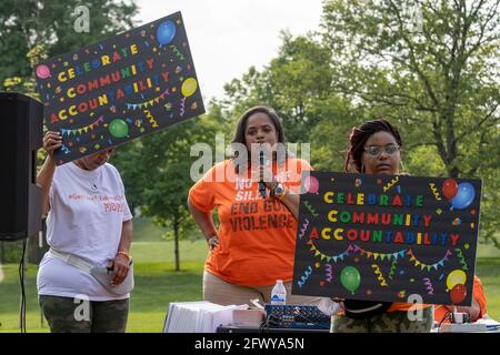 Columbus, Usa. Mai 2021. Malissa Thomas, St. Clair, ein Mitglied der Mütter von ermordeten Columbus-Kindern, spricht über die Verantwortung der Gemeinschaft für die Erziehung von Kindern während einer Anti-Gewalt-Versammlung. Mütter der ermordeten Columbus-Kinder hielten eine Kundgebung und Pressekonferenz im Bicentennial Park ab, um sich mit dem Anstieg der Gewalt in Columbus in den letzten Jahren zu befassen. Dieses Ereignis war eine direkte Reaktion auf die Schießerei, die den Tod der 16-jährigen Olivia Kurtz verursachte und 5 weitere Personen im Bicentennial Park verletzte. Kredit: SOPA Images Limited/Alamy Live Nachrichten Stockfoto