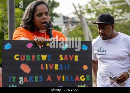 Columbus, Usa. Mai 2021. Malissa Thomas, St. Clair, ein Mitglied der Mütter von ermordeten Columbus-Kindern, spricht über das Drängen auf eine von der Regierung erzwungene Ausgangssperre, um Kinder nach Hause zu bringen, um sie zu schützen. Mütter der ermordeten Columbus-Kinder hielten eine Kundgebung und Pressekonferenz im Bicentennial Park ab, um sich mit dem Anstieg der Gewalt in Columbus in den letzten Jahren zu befassen. Dieses Ereignis war eine direkte Reaktion auf die Schießerei, die den Tod der 16-jährigen Olivia Kurtz verursachte und 5 weitere Personen im Bicentennial Park verletzte. Kredit: SOPA Images Limited/Alamy Live Nachrichten Stockfoto