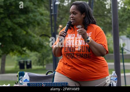 Columbus, Usa. Mai 2021. Malissa Thomas, St. Clair, ein Mitglied der Mütter von ermordeten Columbus-Kindern, spricht während einer Gemeindeversammlung gegen Gewalt. Mütter der ermordeten Columbus-Kinder hielten eine Kundgebung und Pressekonferenz im Bicentennial Park ab, um sich mit dem Anstieg der Gewalt in Columbus in den letzten Jahren zu befassen. Dieses Ereignis war eine direkte Reaktion auf die Schießerei, die den Tod der 16-jährigen Olivia Kurtz verursachte und 5 weitere Personen im Bicentennial Park verletzte. (Foto von Stephen Zenner/SOPA Images/Sipa USA) Quelle: SIPA USA/Alamy Live News Stockfoto