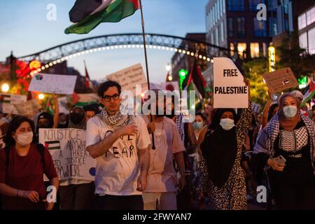 Columbus, Usa. Mai 2021. Demonstranten marschieren auf der High Street während der Kundgebung.Demonstranten versammelten sich im Goodale Park in Columbus, Ohio, um sich zu versammeln und gegen die israelische Besetzung Palästinas zu marschieren. Die Demonstranten marschierten stundenlang vom Goodale Park auf und ab in der North High St. und verstopften einige der Hauptstraßen, bis die Demonstranten sich zurück zum Goodale Park machten, um eine Kerzenlichtmahnwache für diejenigen zu halten, die während der Besetzung Israels gestorben sind. (Foto von Stephen Zenner/SOPA Images/Sipa USA) Quelle: SIPA USA/Alamy Live News Stockfoto