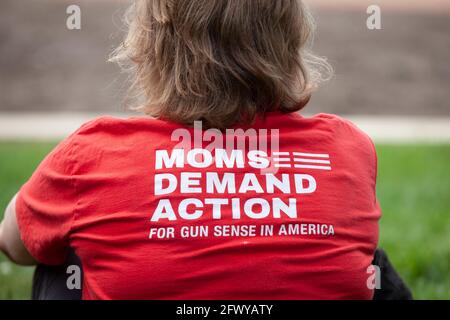 Columbus, Usa. Mai 2021. Frau trägt Hemd gegen Waffengewalt in Amerika. Mütter der ermordeten Columbus-Kinder hielten eine Kundgebung und Pressekonferenz im Bicentennial Park ab, um sich mit dem Anstieg der Gewalt in Columbus in den letzten Jahren zu befassen. Dieses Ereignis war eine direkte Reaktion auf die Schießerei, die den Tod der 16-jährigen Olivia Kurtz verursachte und 5 weitere Personen im Bicentennial Park verletzte. (Foto von Stephen Zenner/SOPA Images/Sipa USA) Quelle: SIPA USA/Alamy Live News Stockfoto