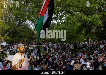 Columbus, Ohio, USA. Mai 2021. Demonstranten halten während einer Kundgebung im Goodale Park eine palästinensische Flagge.Demonstranten versammelten sich im Goodale Park in Columbus, Ohio, um sich zu versammeln und gegen die israelische Besetzung Palästinas zu marschieren. Die Demonstranten marschierten stundenlang vom Goodale Park auf und ab in der North High St. und verstopften einige der Hauptstraßen, bis die Demonstranten sich zurück zum Goodale Park machten, um eine Kerzenlichtmahnwache für diejenigen zu halten, die während der Besetzung Israels gestorben sind. Kredit: Stephen Zenner/SOPA Images/ZUMA Wire/Alamy Live Nachrichten Stockfoto