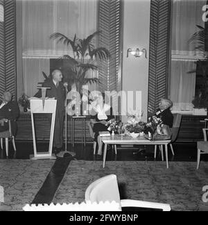 Empfang im Carlton Hotel in Amsterdam zu Ehren des Briefarmtes Dr. Martin J. Premsela, der am 25. Januar 1956 60 Jahre alt wurde, literarisch, recept Stockfoto