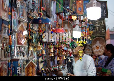 Verschwommener Blick auf eine Handwerksmesse in Kalkutta. Es ist die ländliche Industrie in Westbengalen, Indien am 2019. Dezember Stockfoto