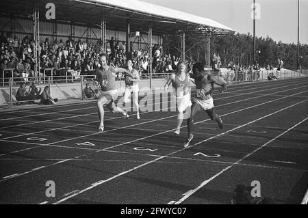 Leichtathletik Inter-County Niederlande gegen Irland in Drachten, Ziel 100 Meter Sammy Monsels (rechts) gewinnt, links B. de Jager, 12. Juli 1972, Leichtathletik, T Stockfoto