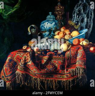 Stillleben mit Obst und Geschirr auf einem Smyrna-Tuch. Auf einem Tisch, der mit einem orientalischen Teppich bedeckt ist, liegt eine Wan Li Schale mit Äpfeln und Zitronen, silberne Schale Stockfoto