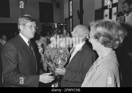 Empfang anlässlich des 65. Geburtstages von J. den Uyl (Oppositionsführer) in Ridderzaal Den Haag, Hans Wiegel (l.) mit Den Uyl und seiner Frau Stockfoto