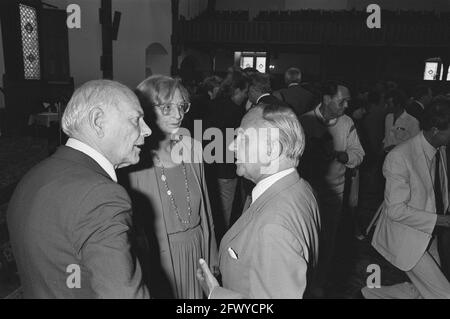 Empfang anlässlich des 65. Geburtstages von J. den Uyl in Ridderzaal Den Haag, 24 Engwirda ( mit Den Uyl und Ehefrau, 25, 26 De Jong (r) mit Den Uyl, Augus Stockfoto