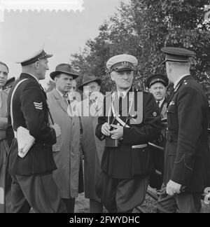 Wiederaufbau Eisenbahnunfall in der Nähe von Wezep, in der Mitte amtierende Staatsanwaltschaft herr. P. J. Stigter, richterkommissar K. N. Korteweg, 12. Oktober 1958, REKONSTRUKTIONEN, Eisenbahnunfälle, Niederlande, 20. Jahrhundert Presseagentur Foto, Nachrichten zu erinnern, Dokumentarfilm, historische Fotografie 1945-1990, visuelle Geschichten, Menschliche Geschichte des zwanzigsten Jahrhunderts, Momente in der Zeit festzuhalten Stockfoto