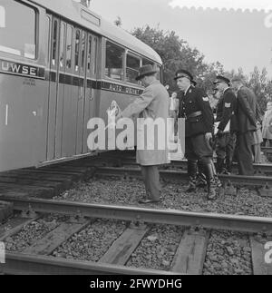 Wiederaufbau des Eisenbahnunglücks in der Nähe von Wezep, amtierender Staatsanwalt mr. P. J. Stigter gibt Anweisungen, 12. Oktober 1958, REKONSTRUKTIONEN, Eisenbahnunfälle, Anfahrt, Niederlande, 20. Jahrhundert Presseagentur Foto, Nachrichten zu erinnern, Dokumentarfilm, historische Fotografie 1945-1990, visuelle Geschichten, Menschliche Geschichte des zwanzigsten Jahrhunderts, Momente in der Zeit festzuhalten Stockfoto