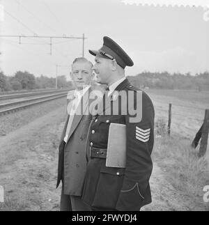 Rekonstruktion des Eisenbahnunfalls bei Wezep, Fahrer H. Stegeman, 12. Oktober 1958, REKONSTRUKTIONEN, Eisenbahnunfälle, Niederlande, Presseagentur des 20. Jahrhunderts, Foto, zu erinnerende Nachrichten, Dokumentarfilm, historische Fotografie 1945-1990, visuelle Geschichten, Menschliche Geschichte des zwanzigsten Jahrhunderts, Momente in der Zeit festzuhalten Stockfoto