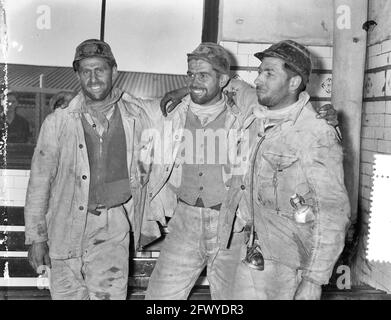 Rettung von 3 Bergleuten aus der Mine Willem-Sophia. Am Donnerstag, den 18. August 1955, um 8:30 Uhr stürzte ein Durchgang auf dem 217 Meter hohen Boden der Mine Willem Sophia in der Spekholzerheide ein und Schnitt drei Rückwege ab. Telefonisch konnten sie berichten, dass es ihnen gut ging. Über eine Druckluftleitung wurden sie mit Lebensmitteln versorgt. Ein deutsches Bohrteam machte ein Loch auf einer Länge von 37 Metern, um sie durchzulassen. Schließlich kamen Hubert Bertram, Piet Schoormans und der letzte Vorarbeiter, auch Hubert Bertram genannt, wieder auf., 22. August 1955, Gruppenporträts, Bergbau, Minen, Bergleute, Rettungen, die Stockfoto