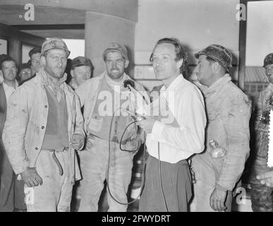 Rettung von 3 Bergleuten aus der Mine Willem-Sophia. Am Donnerstag, den 18. August 1955, um 8:30 Uhr stürzte ein Durchgang auf dem 217 Meter hohen Boden der Mine Willem Sophia in der Spekholzerheide ein und Schnitt drei Rückwege ab. Telefonisch konnten sie berichten, dass es ihnen gut ging. Über eine Druckluftleitung wurden sie mit Lebensmitteln versorgt. Ein deutsches Bohrteam machte ein Loch auf einer Länge von 37 Metern, um sie durchzulassen. Schließlich kamen Hubert Bertram, Piet Schoormans und der Vorarbeiter, auch Hubert Bertram genannt, wieder auf. Interview eines Radioreporters, 22. August 1955, Bergbau, Bergbau, Bergleute, Unfälle Stockfoto